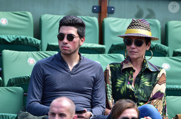 Cristina Cordula et son fils Enzo - People dans les tribunes des Internationaux de France de tennis de Roland Garros le 3 juin 2015.