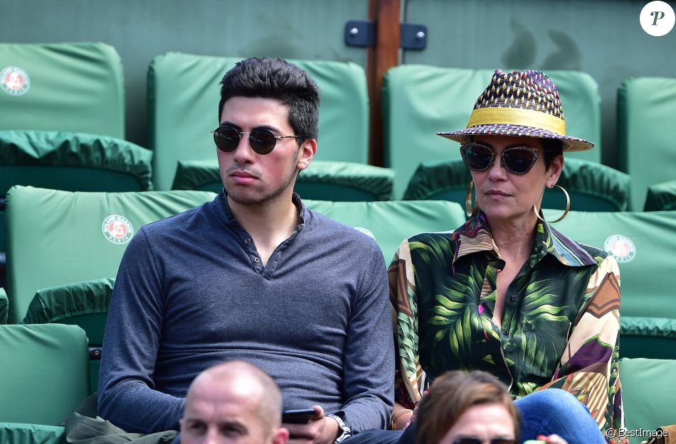 Cristina Cordula et son fils Enzo - People dans les tribunes des Internationaux de France de tennis de Roland Garros le 3 juin 2015.