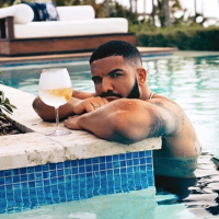 Drake : Torse nu et en sueur, il dévoile des abdominaux impressionnants