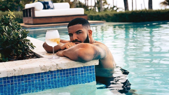 Drake : Torse nu et en sueur, il dévoile des abdominaux impressionnants