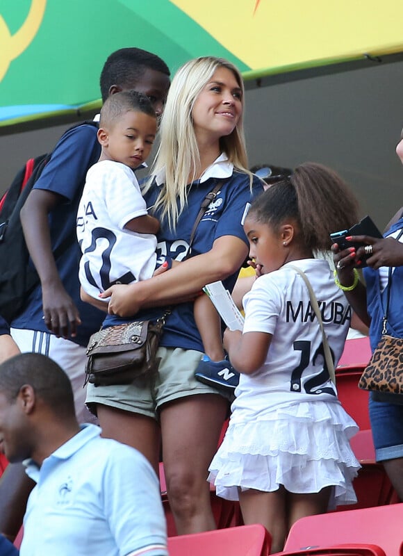 Elodie Mavuba et son fils Tiago ( Merci de flouter le visage des enfants) - Les femmes et les compagnes des joueurs de l'équipe de France assistent au match France - Nigéria à Brasilia au Brésil, le 30 juin 2014, lors de la coupe du monde de la FIFA 2014.