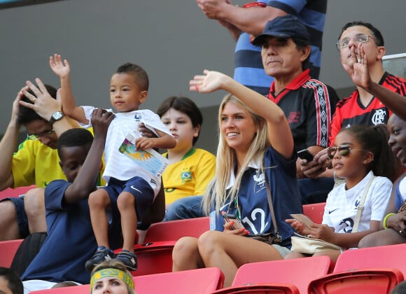 Elodie Mavuba et son fils Tiago (Merci de flouter le visage des enfants) - Les femmes et les compagnes des joueurs de l'équipe de France assistent au match France - Nigéria à Brasilia au Brésil, le 30 juin 2014, lors de la coupe du monde de la FIFA 2014.