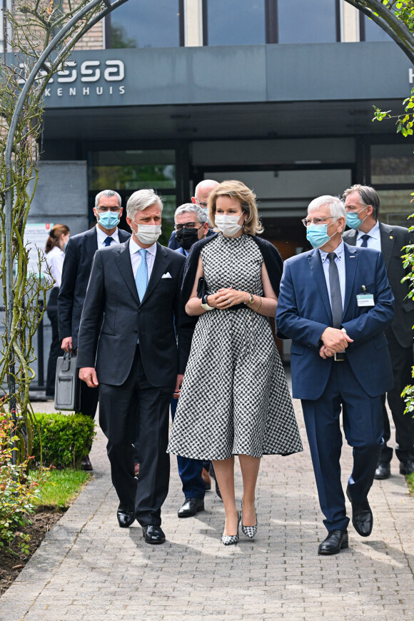 Le roi Philippe et la reine Mathilde de Belgique en visite sur le campus de l'hôpital Jessa à Hasselt. Le couple royal a rencontré les membres de l'équipe d'encadrement et a discuté de leur rôle dans la lutte contre le Coronavirus (COVID-19). Ils ont également parlé avec les membres hospitaliers de différents services. Le 18 mai 2021