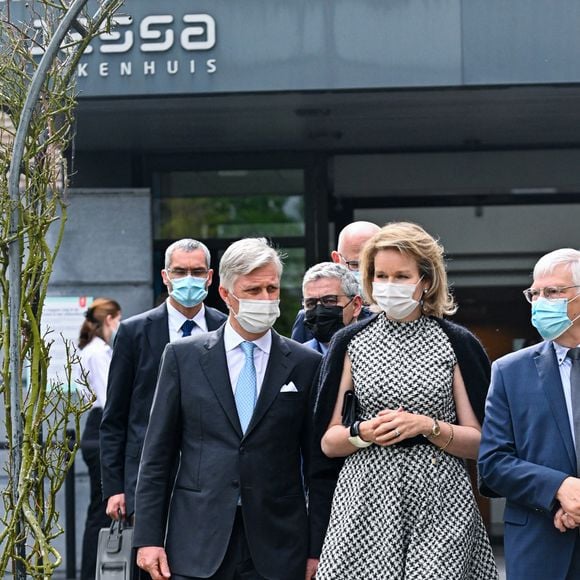 Le roi Philippe et la reine Mathilde de Belgique en visite sur le campus de l'hôpital Jessa à Hasselt. Le couple royal a rencontré les membres de l'équipe d'encadrement et a discuté de leur rôle dans la lutte contre le Coronavirus (COVID-19). Ils ont également parlé avec les membres hospitaliers de différents services. Le 18 mai 2021