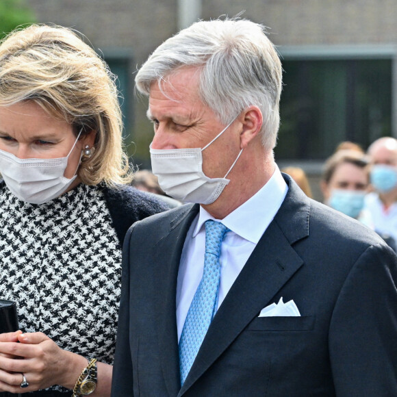 Le roi Philippe et la reine Mathilde de Belgique en visite sur le campus de l'hôpital Jessa à Hasselt. Le couple royal a rencontré les membres de l'équipe d'encadrement et a discuté de leur rôle dans la lutte contre le Coronavirus (COVID-19). Ils ont également parlé avec les membres hospitaliers de différents services. Le 18 mai 2021