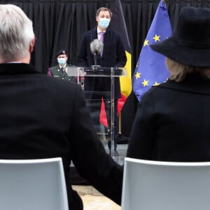 Le roi Philippe de Belgique et la reine Mathilde de Belgique, le Premier ministre Alexander De Croo lors des commémorations des attentats de Bruxelles du 22 mars 2016 devant le monument dédié aux victimes, en hommage aux 32 victimes décédées et 340 autres blessées ce jour-là, où Bruxelles était la cible d'attentats terroristes perpétrés à l'aéroport de Zaventem et à la station de métro Maelbeek. Belgique, Bruxelles, le 22 mars 2021.