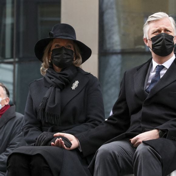 Le roi Philippe de Belgique et la reine Mathilde de Belgique lors des commémorations des attentats de Bruxelles du 22 mars 2016 devant le monument dédié aux victimes, en hommage aux 32 victimes décédées et 340 autres blessées ce jour-là, où Bruxelles était la cible d'attentats terroristes perpétrés à l'aéroport de Zaventem et à la station de métro Maelbeek. Belgique, Bruxelles, le 22 mars 2021.