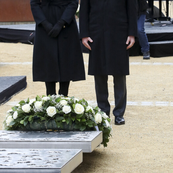 Le roi Philippe de Belgique et la reine Mathilde de Belgique lors des commémorations des attentats de Bruxelles du 22 mars 2016 devant le monument dédié aux victimes, en hommage aux 32 victimes décédées et 340 autres blessées ce jour-là, où Bruxelles était la cible d'attentats terroristes perpétrés à l'aéroport de Zaventem et à la station de métro Maelbeek. Belgique, Bruxelles, le 22 mars 2021.