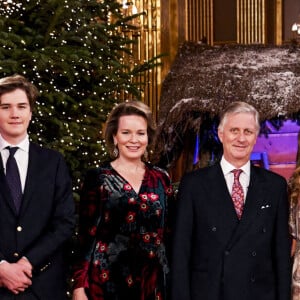 La princesse Eleonore, le prince Gabriel, la reine Mathilde, le roi Philippe de Belgique, la princesse Elisabeth, le prince Emmanuel - Les membres de la famille royale de Belgique assistent au concert de Noël au palais royal à Bruxelles le 16 décembre 2020.