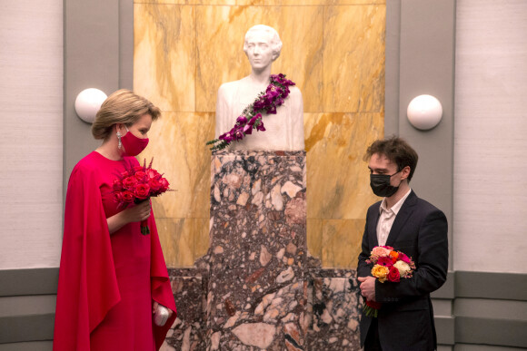 La reine Mathilde de Belgique et le Français Jonathan Fournel lors du concours de piano Reine Elisabeth 2021 au Henry Le Boeuf Hall, au palais des Beaux Arts de Bruxelles, le 29 mai 2021. 