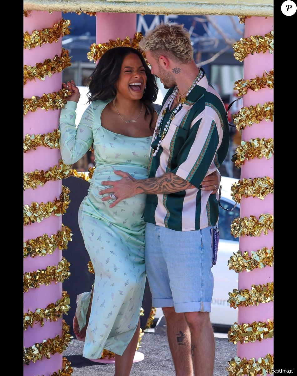 Christina Milian, enceinte, et son compagnon M Pokora (Matt) font la promotion de la marque "Beignet Box" de Christina sur un char lors d'une parade à Los Angeles le 10 avril 2021.
