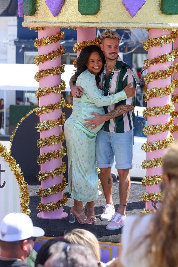 Christina Milian, enceinte, et son compagnon M Pokora (Matt) font la promotion de la marque "Beignet Box" de Christina sur un char lors d'une parade à Los Angeles.