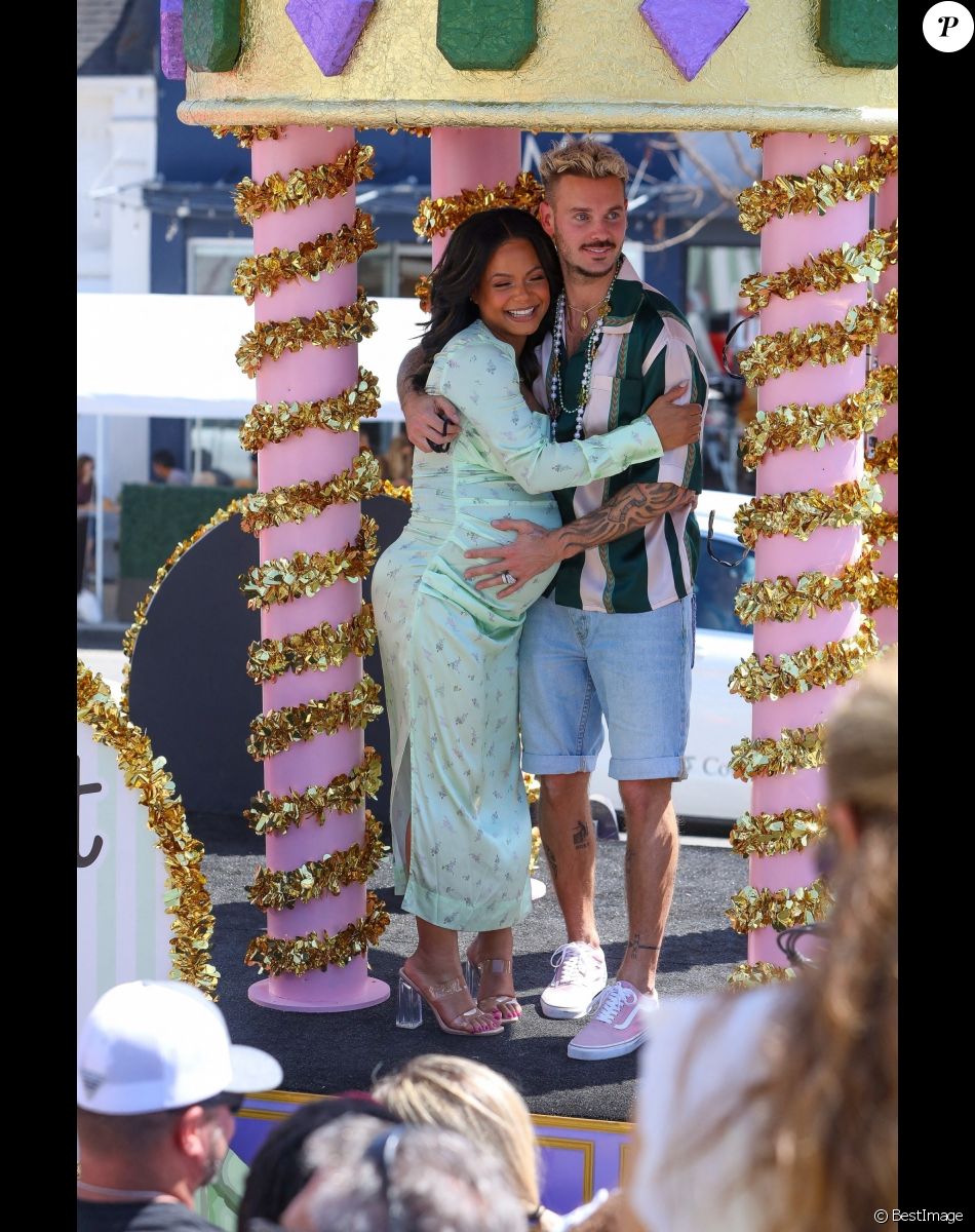 Christina Milian, enceinte, et son compagnon M Pokora (Matt) font la promotion de la marque "Beignet Box" de Christina sur un char lors d'une parade à Los Angeles.