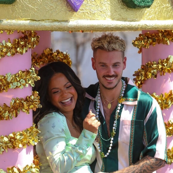 Christina Milian, enceinte, et son compagnon M Pokora (Matt) font la promotion de la marque "Beignet Box" de Christina sur un char lors d'une parade à Los Angeles le 10 avril 2021. 