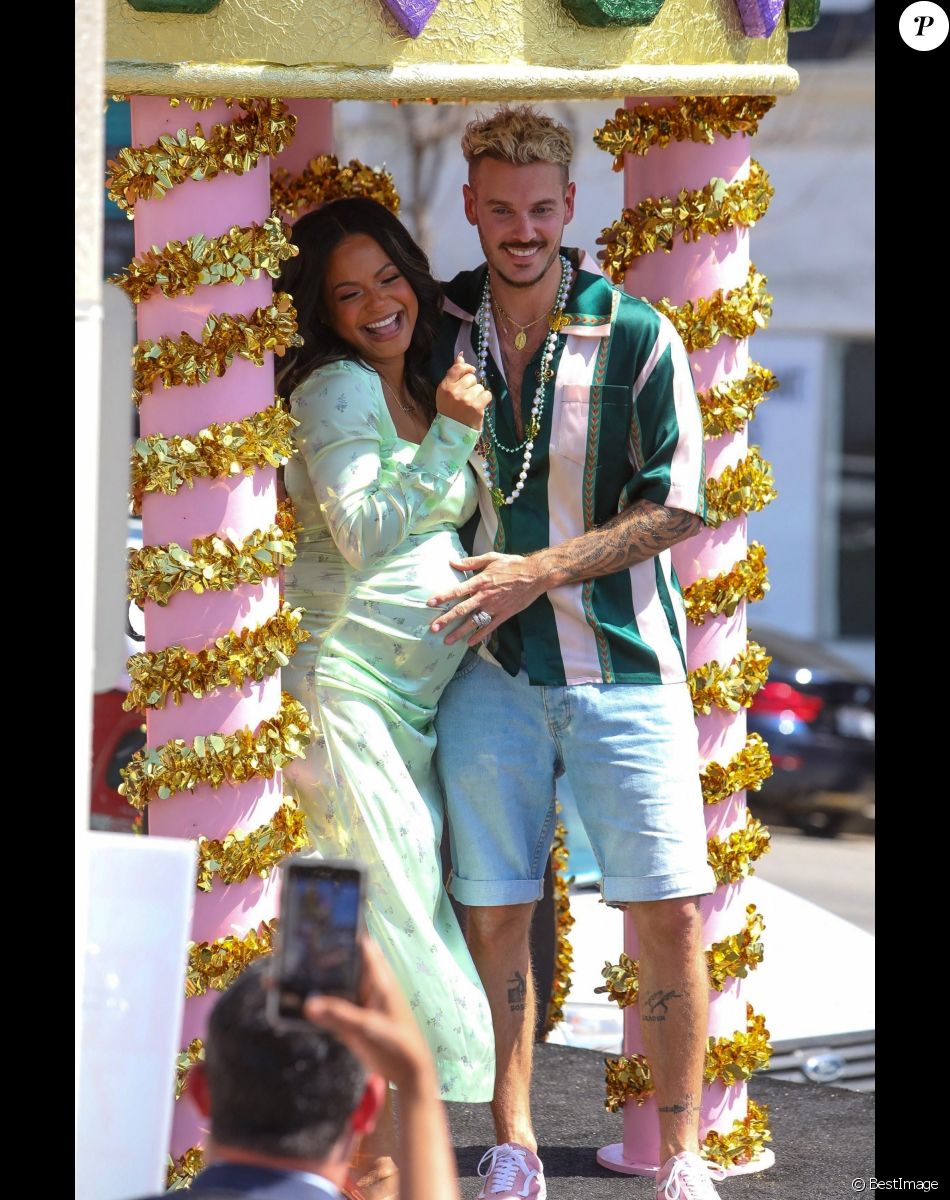 Christina Milian, enceinte, et son compagnon M Pokora (Matt) font la promotion de la marque "Beignet Box" de Christina sur un char lors d'une parade à Los Angeles le 10 avril 2021.