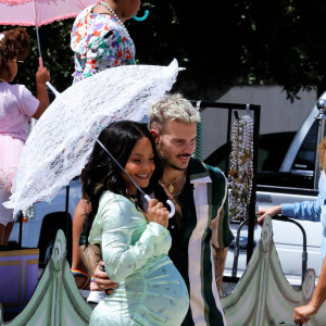 Christina Milian, enceinte, fait la promotion de son food truck Beignet Box lors d'une parade à Los Angeles avec son compagnon M Pokora (Matt) le 10 avril 2021.  04/10/2021 Christina Milian shows off her baby bump before climbing onto a parade float in Los Angeles. The 39 year old American actress appeared to be in high spirits as she celebrated the opening of her new food venture, Beignet Box. Milian was joined by her partner, M. Pokora who rubbed her belly at one point. 