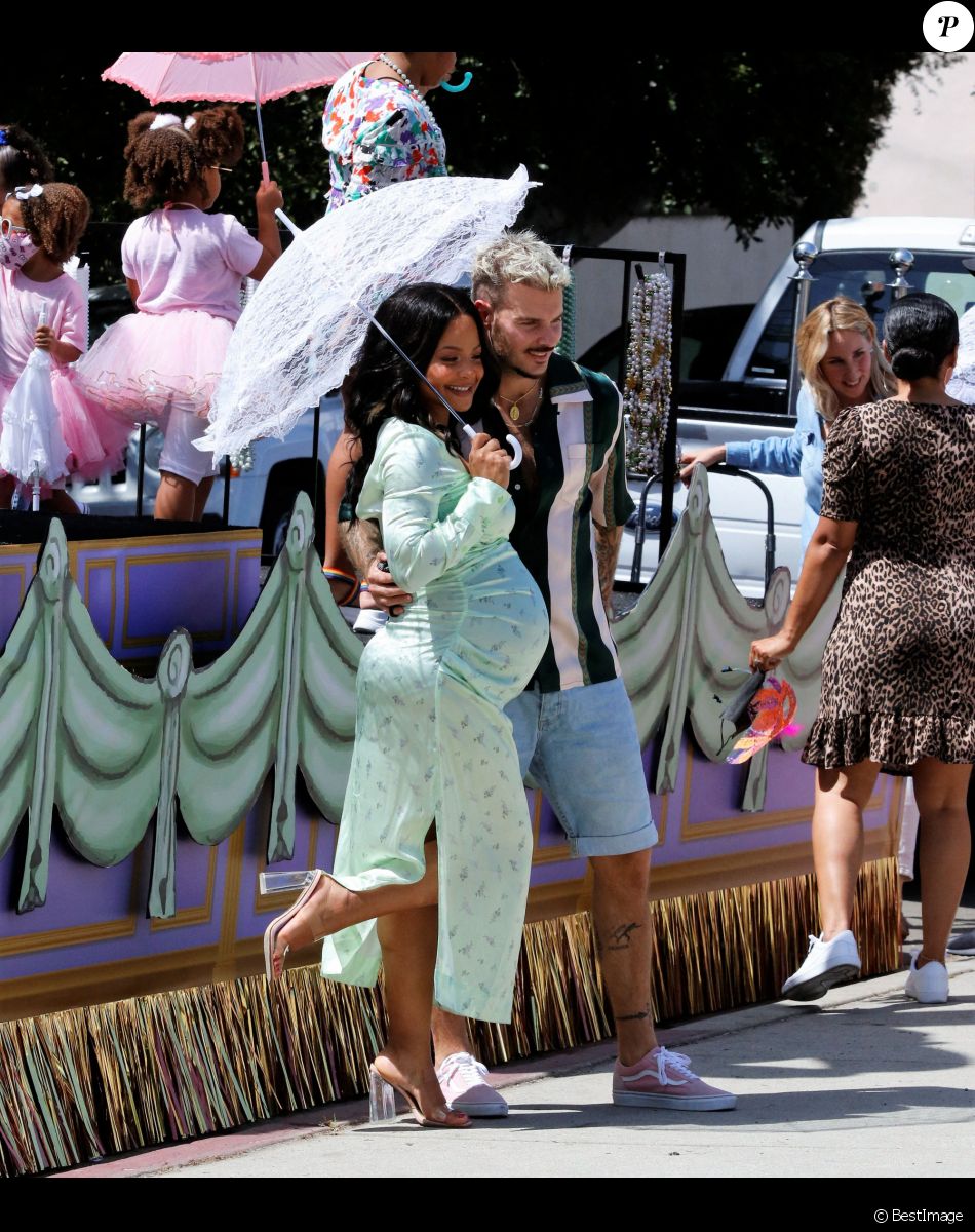 Christina Milian, enceinte, fait la promotion de son food truck Beignet Box lors d'une parade à Los Angeles avec son compagnon M Pokora (Matt) le 10 avril 2021. 04/10/2021 Christina Milian shows off her baby bump before climbing onto a parade float in Los Angeles. The 39 year old American actress appeared to be in high spirits as she celebrated the opening of her new food venture, Beignet Box. Milian was joined by her partner, M. Pokora who rubbed her belly at one point.