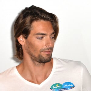 Camille Lacourt et sa femme Valérie Bègue sont les parrain et marraine du 10ème anniversaire du partenariat entre Pampers et l'Unicef pour le vaccin des enfants contre le tétanos, à Paris, le 13 novembre 2015.