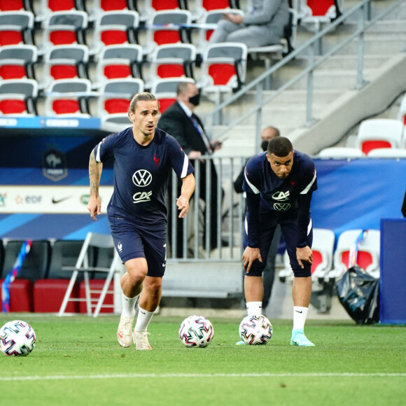 Karim Benzema, Antoine Griezmann et Kylian Mbappé lors du match amical de préparation de l'UEFA Euro 2020 "France - Pays de Galles (3-1)" au stade Allianz Riviera à Nice, le 2 juin 2021. ©Norbert Scanella / Panoramic / Bestimage