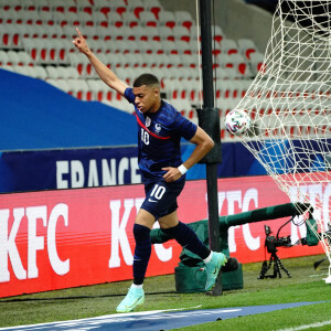 Kylian Mbappé, buteur lors du match amical "France - Pays de Galles (3-1)" au stade Allianz Riviera à Nice, fait la couverture du magazine L'Obs. ©Norbert Scanella / Panoramic / Bestimage