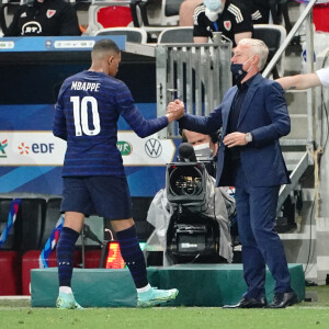 Kylian Mbappé et Didier Deschamps lors du match amical de préparation de l'UEFA Euro 2020 "France - Pays de Galles (3-1)" au stade Allianz Riviera à Nice, le 2 juin 2021. ©Norbert Scanella / Panoramic / Bestimage