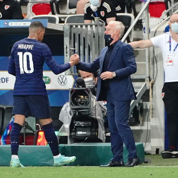 Kylian Mbappé et Didier Deschamps lors du match amical de préparation de l'UEFA Euro 2020 "France - Pays de Galles (3-1)" au stade Allianz Riviera à Nice, le 2 juin 2021. ©Norbert Scanella / Panoramic / Bestimage