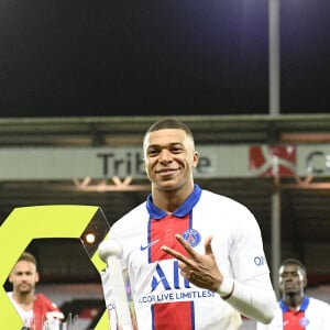 Kylian Mbappé reçoit les trophées du meilleur buteur et du meilleur joueur de Ligue 1, après le match du PSG contre Brest (2-0), le 23 mai 2021 à Brest. © Christophe Saidi / Panoramic / Bestimage