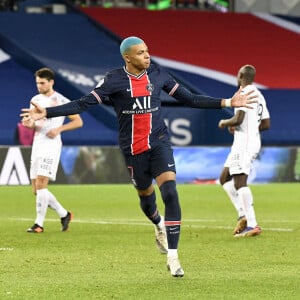 Kylian Mbappé lors du match de football PSG - Lorient (2-0) en ligue 1 Uber Eats au Parc des Princes à Paris. © FEP / Panoramic / Bestimage