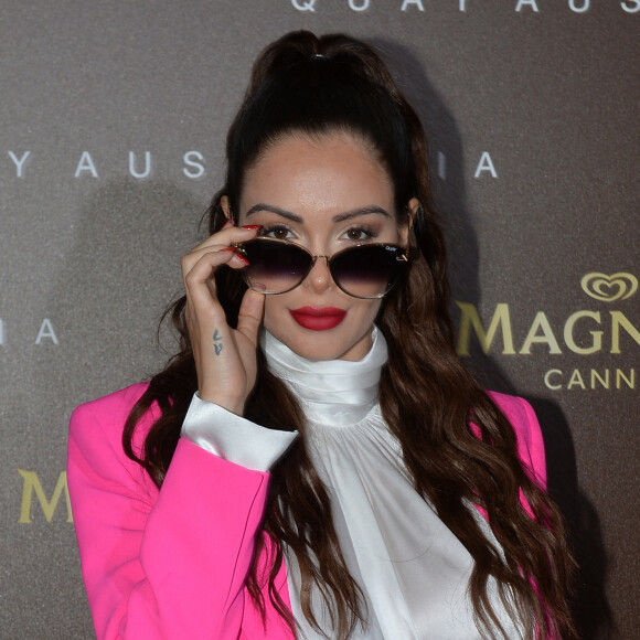 Nabilla Benattia présente sa collaboration pour les lunettes Quay Australia sur la plage Magnun lors du 72ème Festival International du Film de Cannes, le 18 mai 2019. ©Veeren / Bestimage