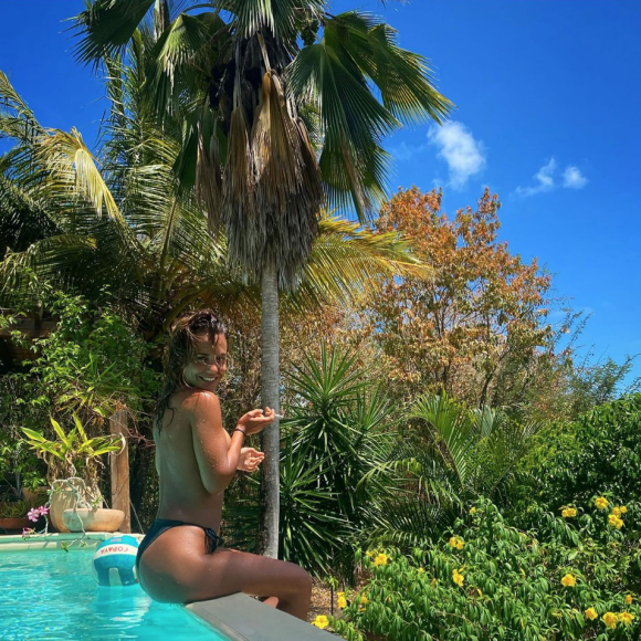Alice Belaïdi, canon et topless en Martinique. Juin 2020.