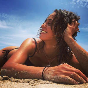 Alice Belaïdi embrase Instagram avec une nouvelle photo d'elle, topless en Martinique.