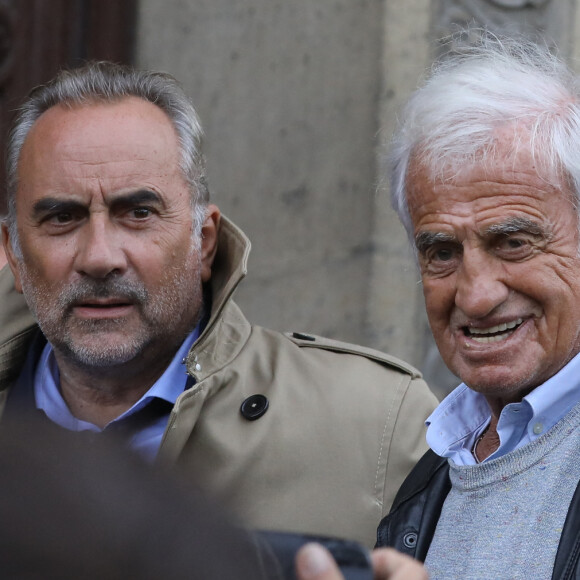 Antoine Duléry et Jean-Paul Belmondo quittent l'église Saint François-Xavier après les Obsèques du comédien Jean Piat à Paris le 21 septembre 2018.