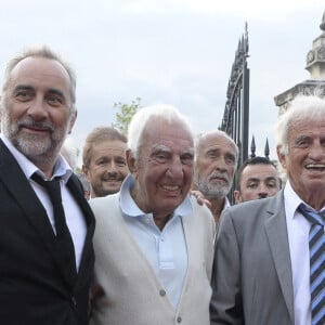 Antoine Duléry, Charles Gérard, Jean-Paul Belmondo, Caroline Pozmentier-Sportich (adjointe au maire de Marseille pour la Sécurité Publique et la Prévention de la délinquance) lors de l'hommage rendu à Jean-Paul Belmondo ("Marseille fête Belmondo") au Château de la Buzine. Marseille, le 30 juin 2017. © Patrick Carpentier/Bestimage