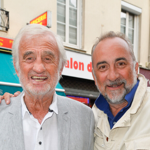 Jean-Paul Belmondo et Antoine Duléry à la générale de la pièce "Ça coule de source" écrite par L. M. Colla au théâtre de la Gaîté-Montparnasse à Paris, le 30 mai 2017. © Coadic Guirec/Bestimage