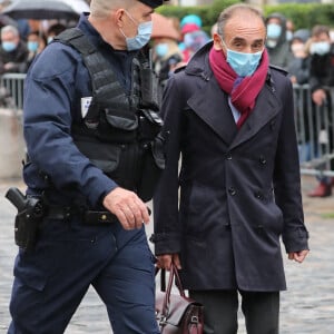 Eric Zemmour est escorté par un policier dans le quartier de Saint-Germain-des-Près à Paris, le jour des obsèques de J.Gréco. Le 5 octobre 2020