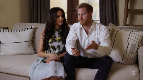 Le prince Harry et Meghan Markle (Robe Oscar de la Renta), duc et duchesse de Sussex, font leur première apparition en podcast sur Spotify depuis l'annonce de la deuxième grossesse de Meghan le 22 février 2021.