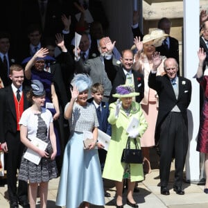 Le prince Harry, duc de Sussex, et Meghan Markle, duchesse de Sussex, en calèche et La reine Elisabeth II d'Angleterre, Le prince Philip, duc d'Edimbourg, Le prince Edward, comte de Wessex, Sophie Rhys-Jones, comtesse de Wessex, James Viscount Severn, Lady Louise Windsor, La princesse Anne, Le prince Michael de Kent et La princesse Michael de Kent à la sortie du château de Windsor après leur mariage le 19 mai 2018.