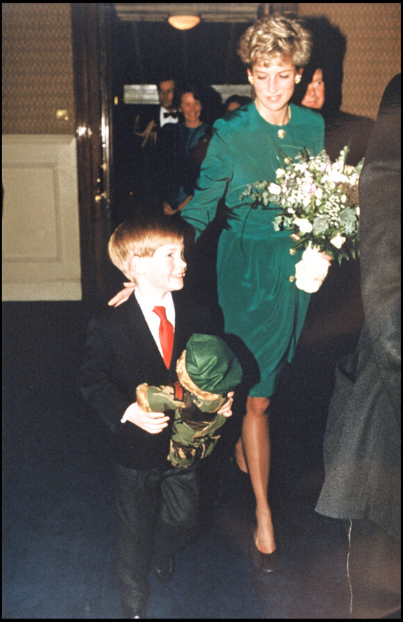 La princesse Diana et son fils le prince Harry au Royal Albert Hall en 1991.