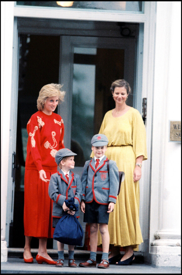 Diana et ses fils, le prince Harry et le prince William, le jour de leur rentrée scolaire à la Wetherby School de Londres en 1989.