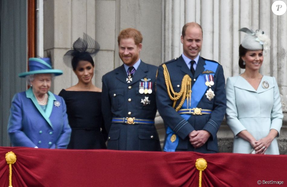 La reine Elisabeth II d'Angleterre, Meghan Markle, duchesse de Sussex (habillée en Dior Haute Couture par Maria Grazia Chiuri), le prince Harry, duc de Sussex, le prince William, duc de Cambridge, Kate Catherine Middleton, duchesse de Cambridge - La famille royale d'Angleterre lors de la parade aérienne de la RAF pour le centième anniversaire au palais de Buckingham à Londres. Le 10 juillet 2018