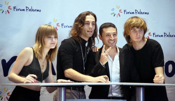 Damiano David, Victoria De Angelis, Thomas Ragg du groupe de rock italien Måneskin, vainqueur de l'Eurovision 2021, en séance de dédicaces à Milan. Le 24 mai 2021.