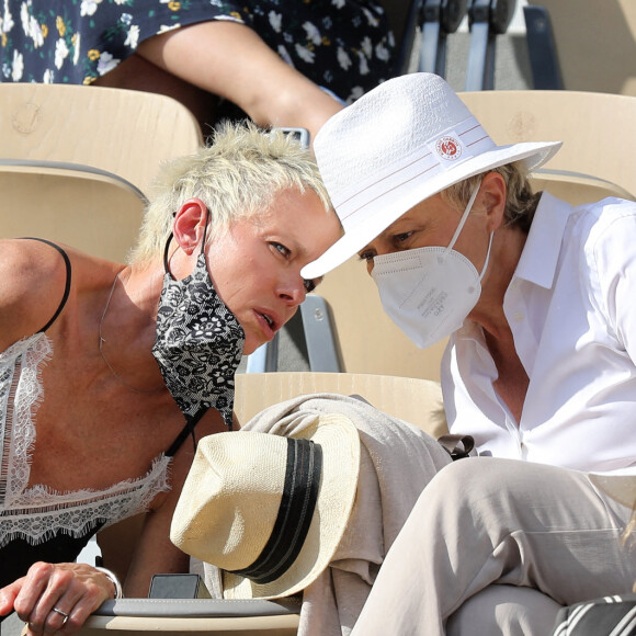 Muriel Robin et sa femme Anne Le Nen dans les tribunes lors des internationaux de France de Tennis de Roland Garros 2021 à Paris, le 6 juin 2021. © Dominique Jacovides/Bestimage