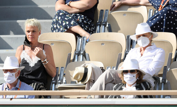 Muriel Robin et sa femme Anne Le Nen dans les tribunes lors des internationaux de France de Tennis de Roland Garros 2021 à Paris, le 6 juin 2021. © Dominique Jacovides/Bestimage