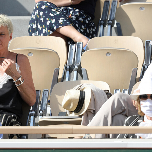 Muriel Robin et sa femme Anne Le Nen dans les tribunes lors des internationaux de France de Tennis de Roland Garros 2021 à Paris, le 6 juin 2021. © Dominique Jacovides/Bestimage