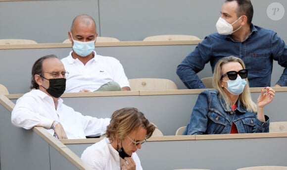 Xavier Niel et sa compagne Delphine Arnault dans les tribunes lors des internationaux de France de Tennis de Roland Garros 2021 à Paris, le 6 juin 2021. © Dominique Jacovides/Bestimage