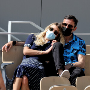 Michaël Cohen et sa compagne dans les tribunes lors des internationaux de France de Tennis de Roland Garros 2021 à Paris, le 6 juin 2021. © Dominique Jacovides/Bestimage