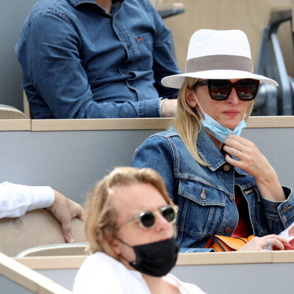 Muriel Robin et sa femme Anne Le Nen dans les tribunes lors des internationaux de France de Tennis de Roland Garros 2021 à Paris, le 6 juin 2021. © Dominique Jacovides/Bestimage