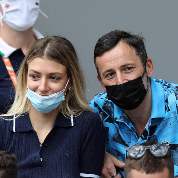 Michaël Cohen et sa compagne dans les tribunes lors des internationaux de France de Tennis de Roland Garros 2021 à Paris. © Dominique Jacovides/Bestimage