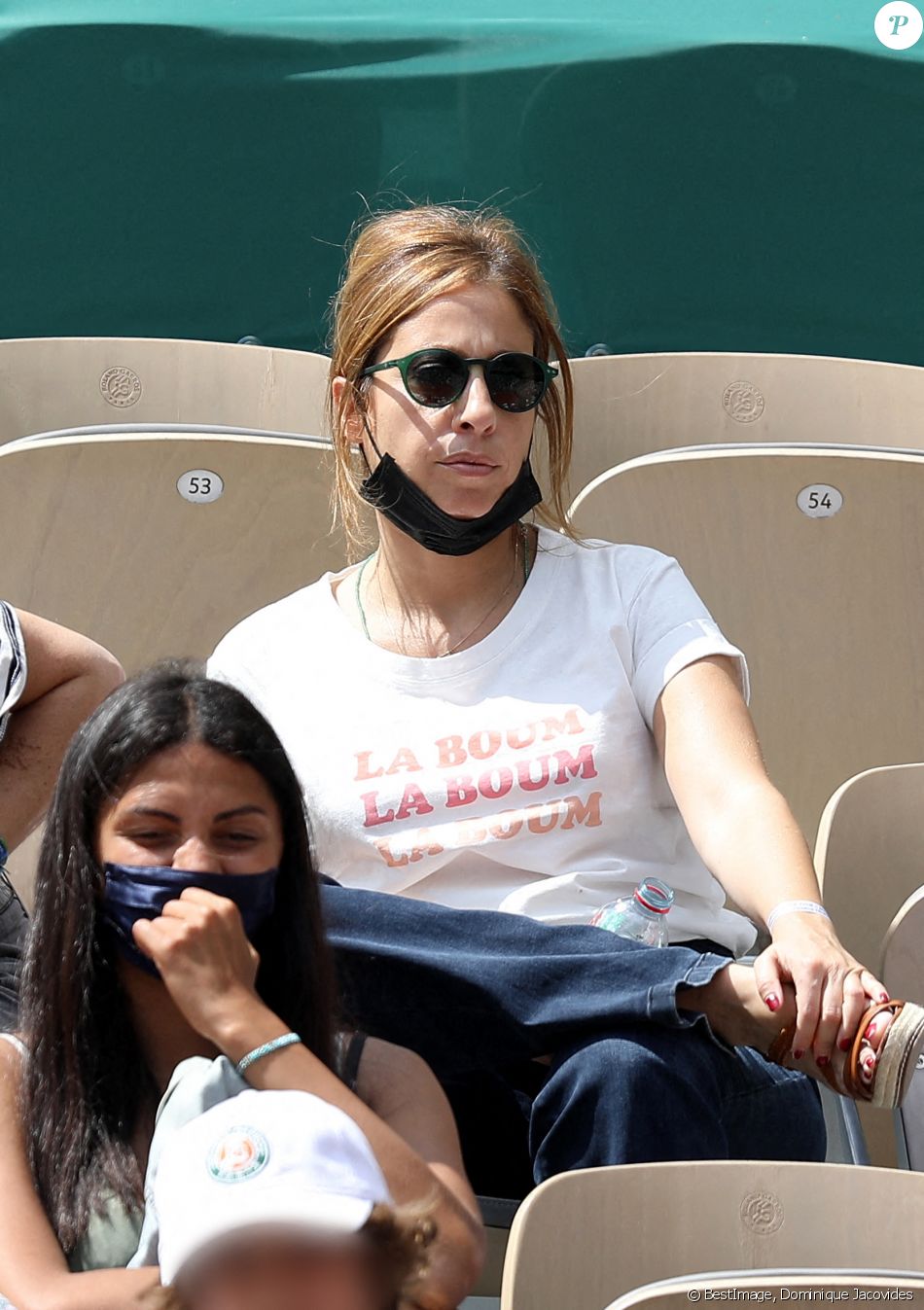 Léa Salamé - People dans les tribunes lors des internationaux de France de Tennis de Roland Garros 2021 à Paris, le 6 juin 2021. © Dominique Jacovides/Bestimage