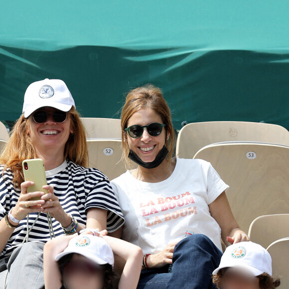 Léa Salamé et son fils Alexandre - People dans les tribunes lors des internationaux de France de Tennis de Roland Garros 2021 à Paris, le 6 juin 2021. © Dominique Jacovides/Bestimage 